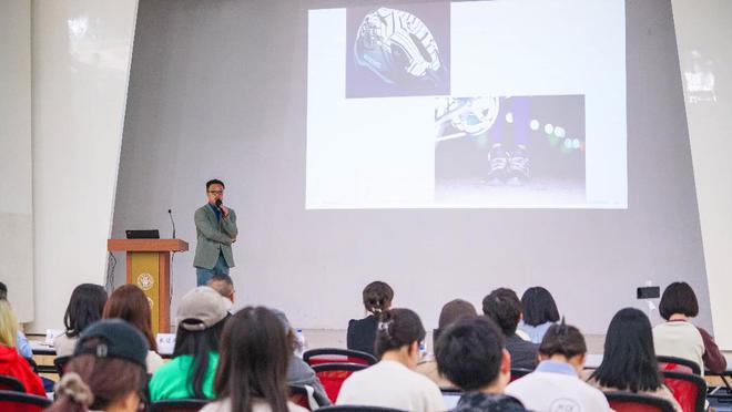 必一运动病员服、骑行服、滑雪服等亮相时尚T台东华大学青年创意设计功能服饰(图2)