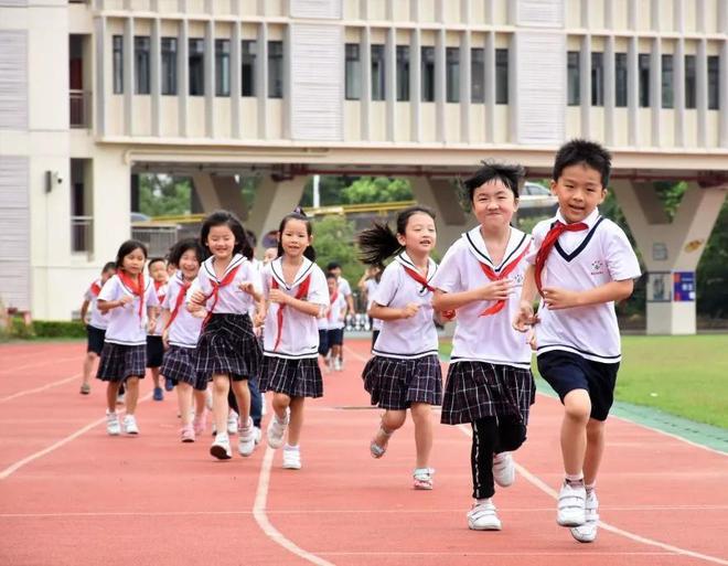 必一运动代表提议全国学生的校服应该设计为统一的款式大家自行购买(图4)