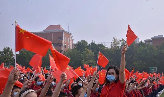 必一运动孙子衣服上有美国旗奶奶看见直接用剪刀剪掉奶奶：咱们是中国孩子(图4)