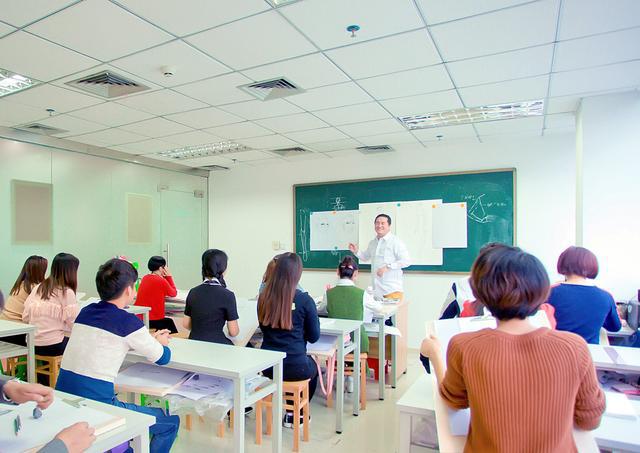 必一运动服装培训学校细说女生学服装设计专业好吗？(图2)