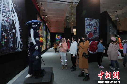 必一运动中国服装设计界“四大天王”联袂开展浓缩时尚30年(图1)