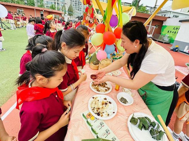 必一运动包粽子烤蛋挞做服装花园小学让孩子们爱上劳动(图1)