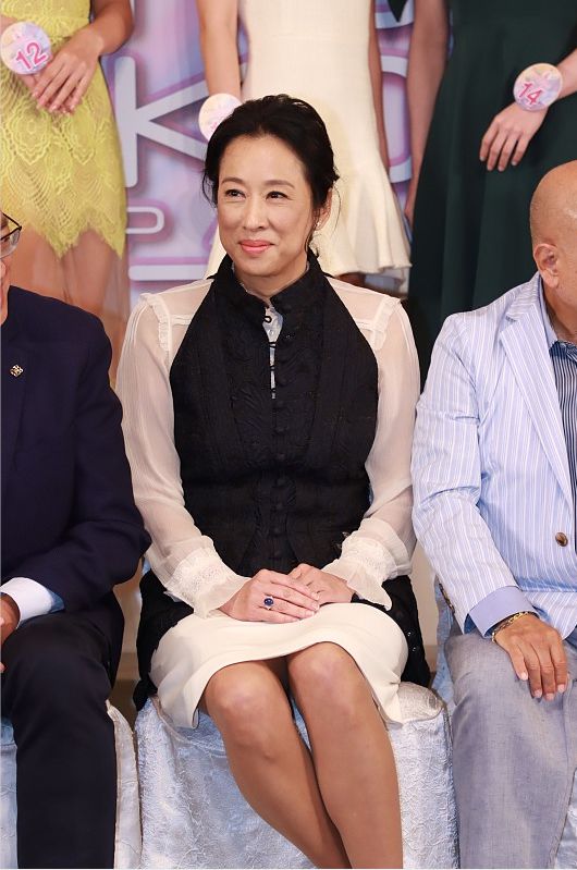 必一运动朱玲玲不愧是港姐冠军穿简单服装气质也能与年轻人媲美太优雅(图3)