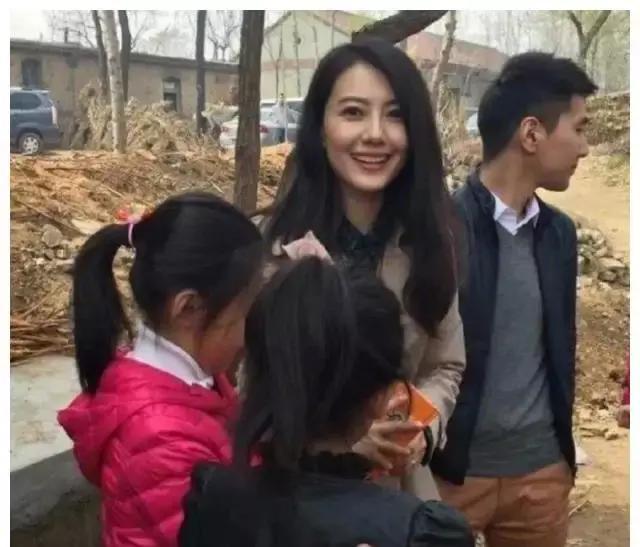 必一运动高圆圆携女出行女儿正脸曝光继承父母优良基因(图2)