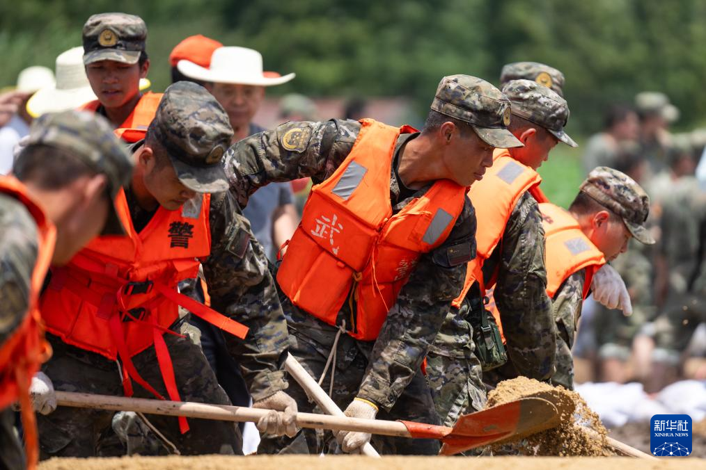 必一运动聚焦防汛抗洪｜湖南华容团洲垸“第二道防线”发生管涌险情(图1)