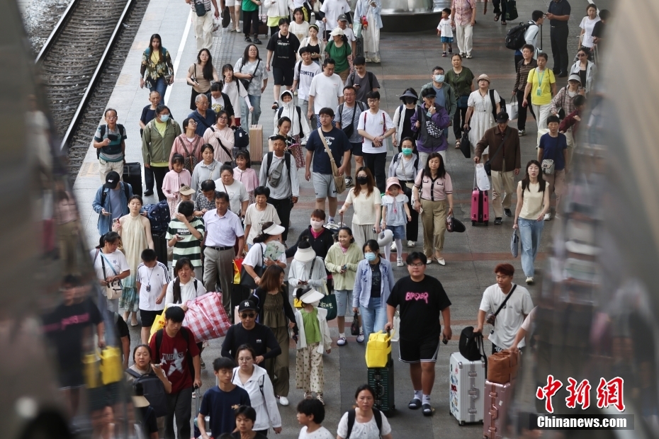 必一运动暑运过半 全国铁路发送旅客423亿人次(图3)