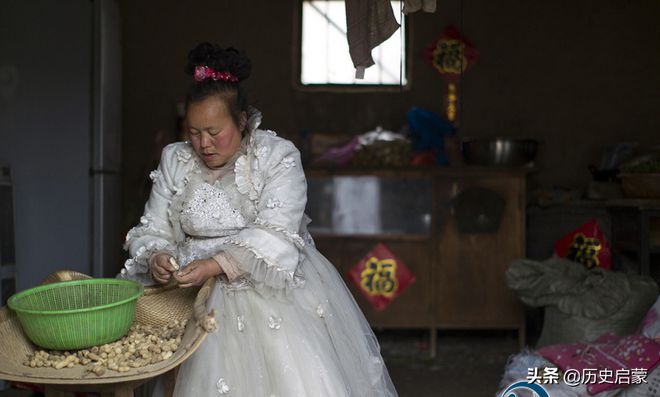 必一运动山东“婚纱姐”常年只穿婚纱不穿其他衣服！她的背后有何故事？(图3)