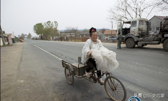 必一运动山东“婚纱姐”常年只穿婚纱不穿其他衣服！她的背后有何故事？(图6)