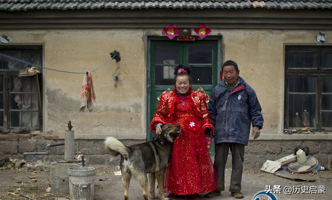 必一运动山东“婚纱姐”常年只穿婚纱不穿其他衣服！她的背后有何故事？(图7)