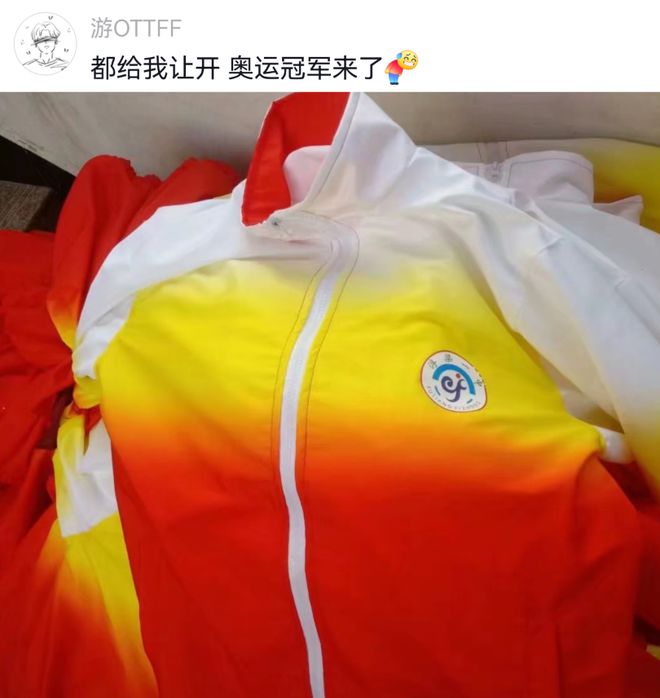 必一运动“好歹毒的校服”学校设计外卖员同款服装让孩子提前体验打工(图3)