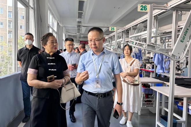 必一运动四川省服装服饰行业协会领导参观凯凯服饰集团 共启合作新篇章(图2)