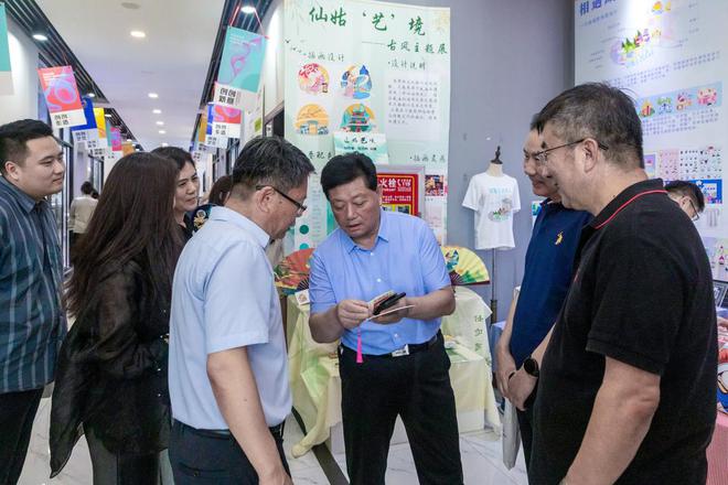 必一运动视觉盛宴！威海职业学院毕业生服装设计作品展演举行(图4)