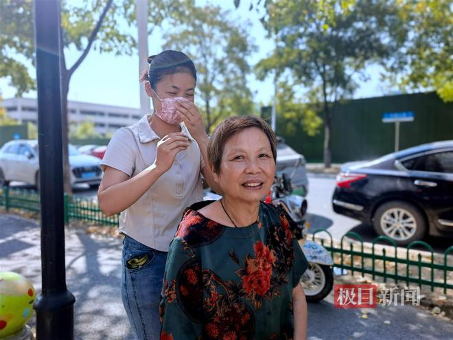 必一运动光谷一社区居民在就业超市平台学到技能后“投桃报李”摆市集秀手艺、做义卖(图4)