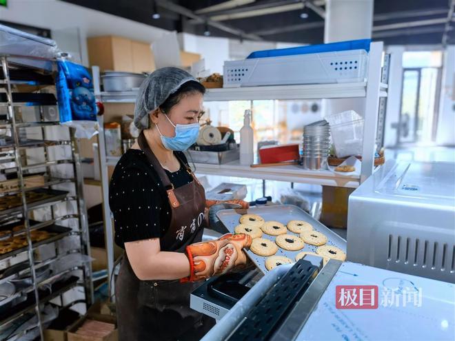 必一运动光谷一社区居民在就业超市平台学到技能后“投桃报李”摆市集秀手艺、做义卖(图5)