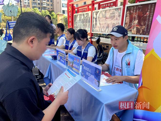 必一运动光谷一社区居民在就业超市平台学到技能后“投桃报李”摆市集秀手艺、做义卖(图2)